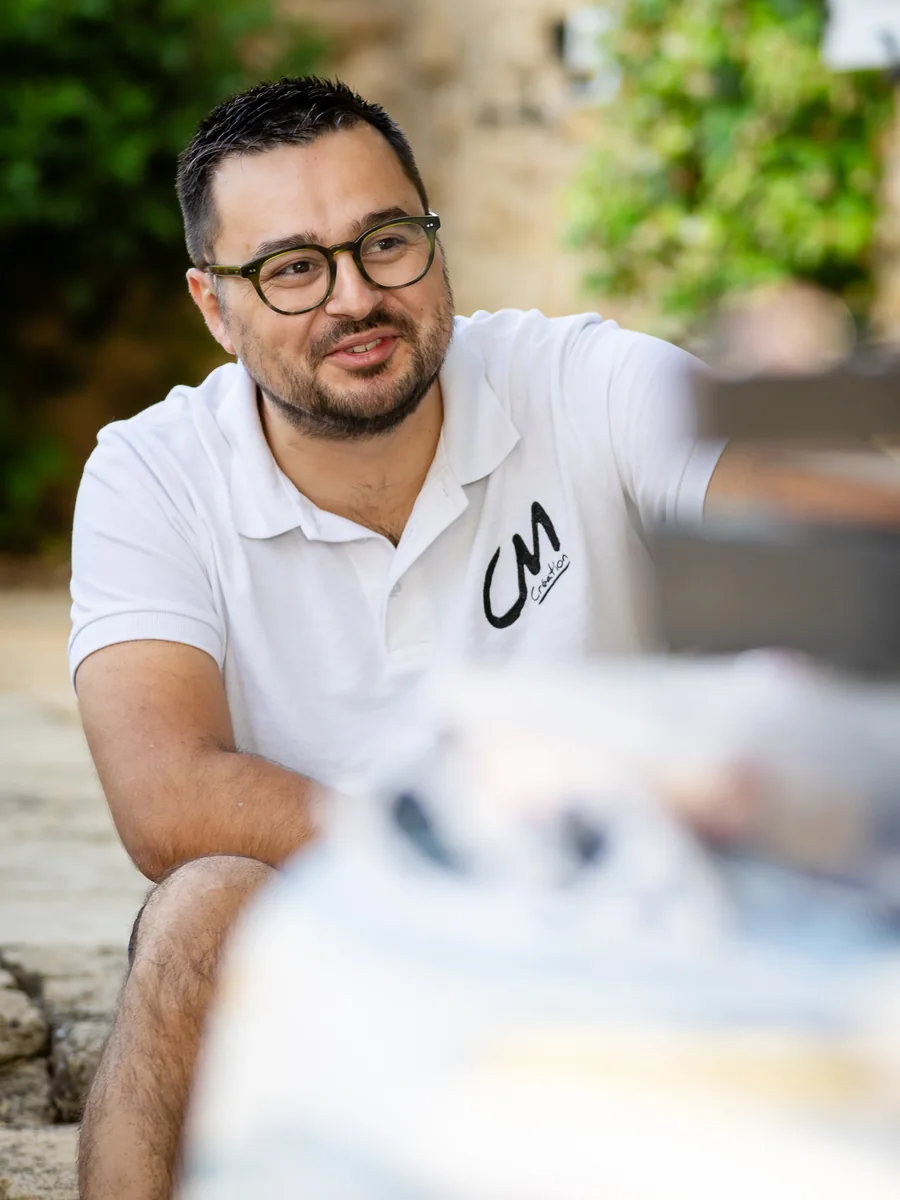 Corentin Maïly, vidéaste de CM Création, en prestation en Saône-et-Loire