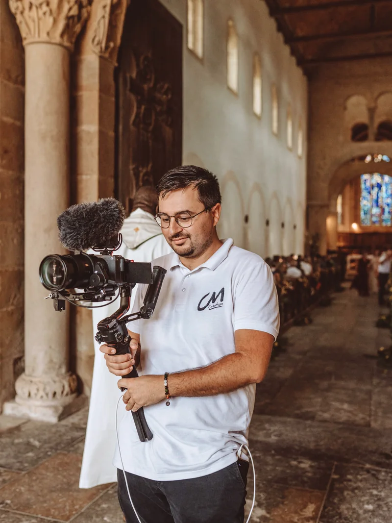Corentin Maïly filmant discrètement pendant une cérémonie de mariage à l’église