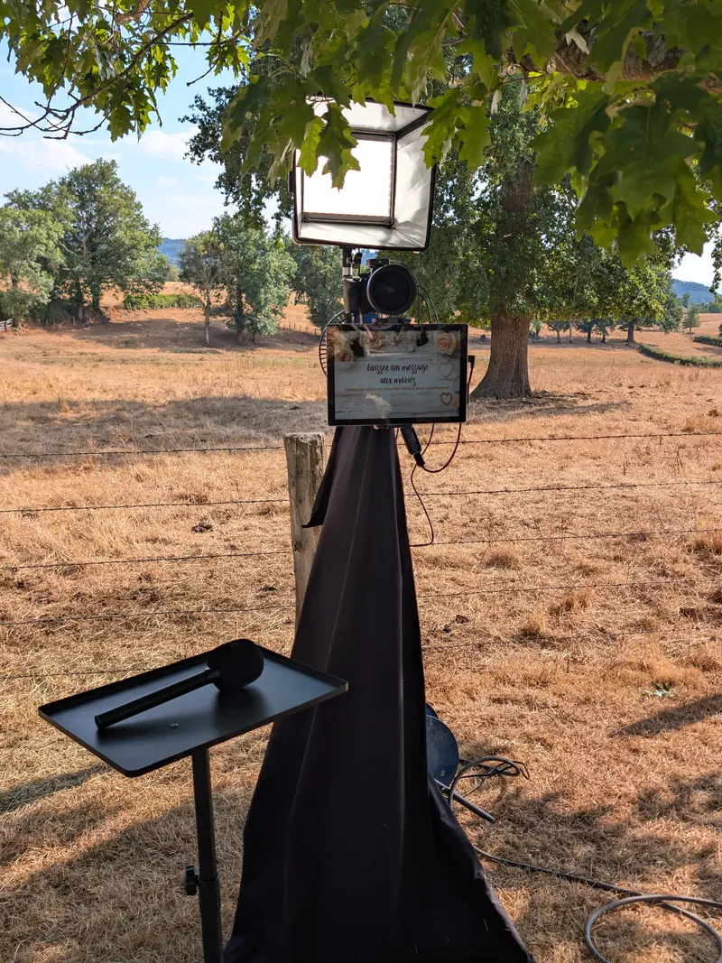 Vidéobooth installé lors d’un mariage : livre d’or vidéo en plein air