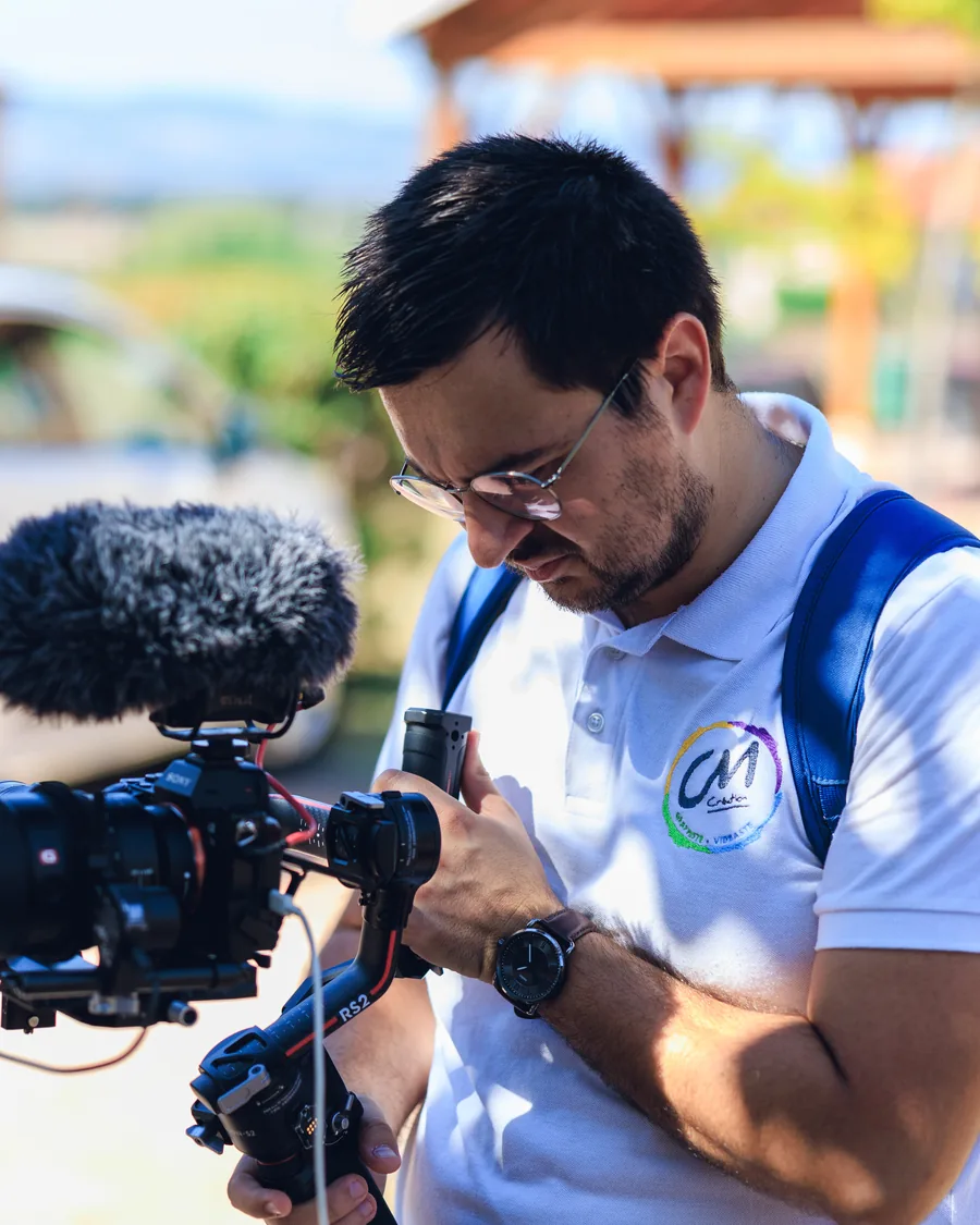 Corentin Maïly en tournage, stabilisateur et caméra à la main