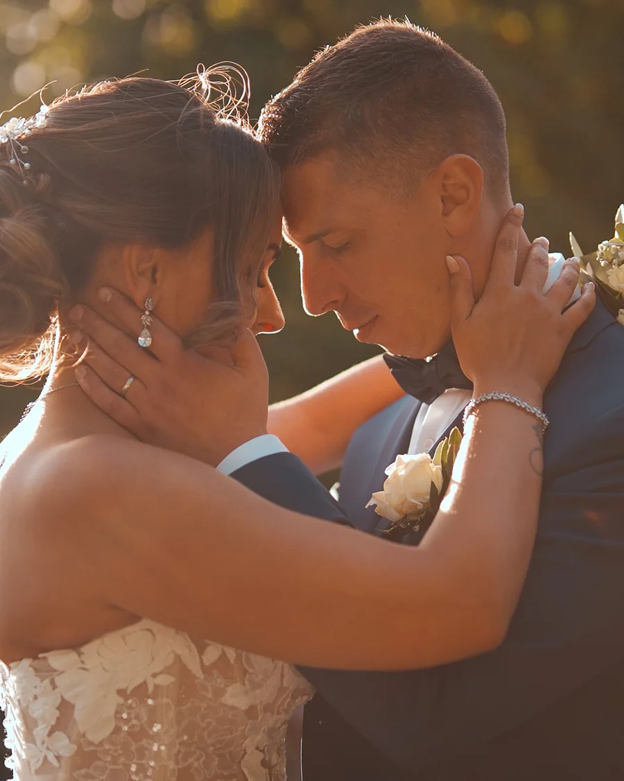 Échange des alliances lors d’un mariage filmé en Bourgogne